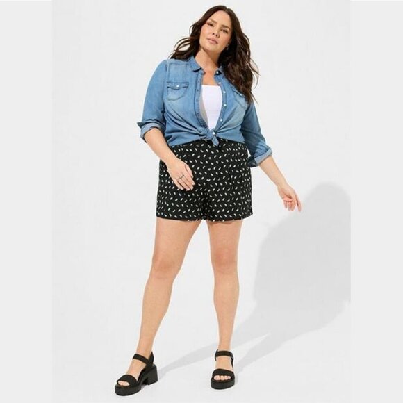 Torrid - 3.5 Inch Challis Short in Petite Paisley Deep Black & White - Picture 11 of 12